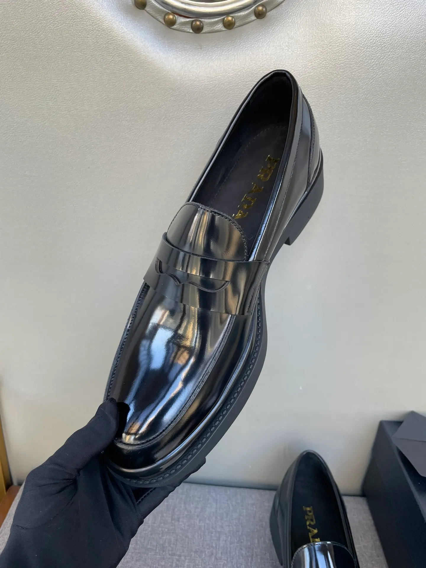 Men's shoes 💰860 💰Best recommendation✨PRADA Prada top purchasing quality imported upper with color-brushed edge beads carved toe design cowhide lining private molded TPU outsole non-slip, wear-resistant and elastic fashionable and versatile burgundy black blue 39-44 in stock (38, 45 customized for replacement, return and exchange)